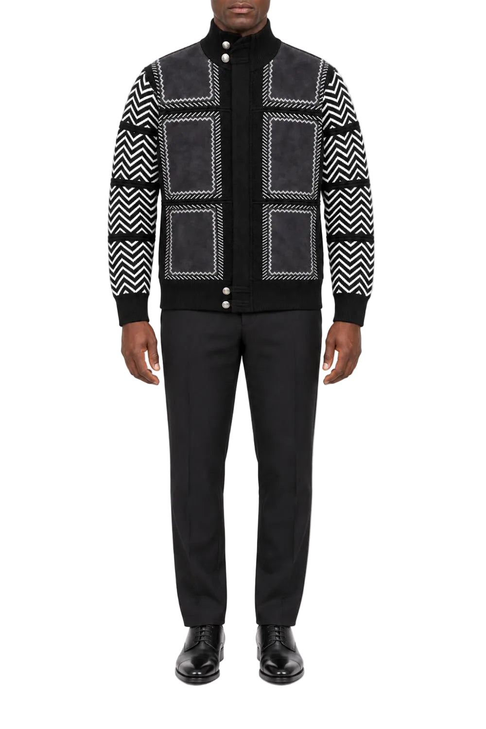 Vista completa del suéter negro para hombre de cuello alto simulado y cremallera completa con parches de gamuza y diseño zigzag