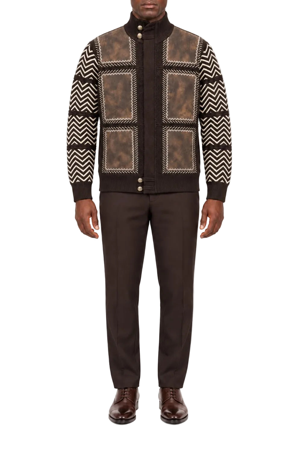 Vista completa del suéter marrón para hombre de cuello alto simulado y cremallera completa con parches de gamuza y diseño zigzag