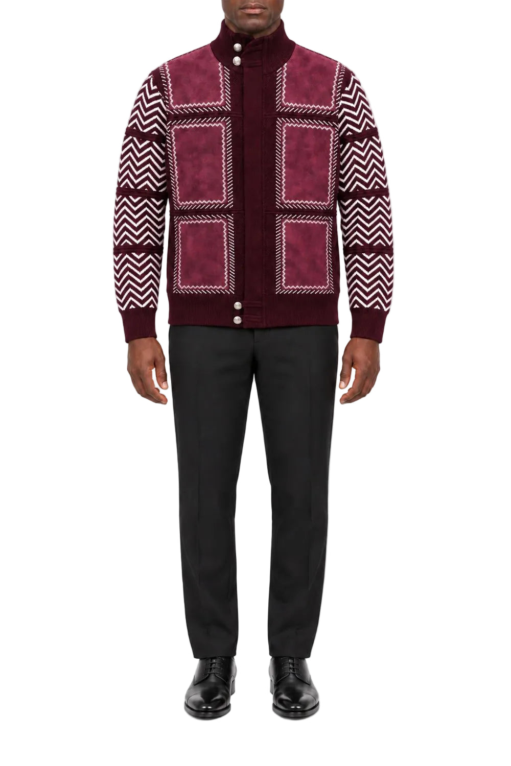 Vista completa del suéter color vino para hombre de cuello alto simulado y cremallera completa con parches de gamuza y diseño zigzag