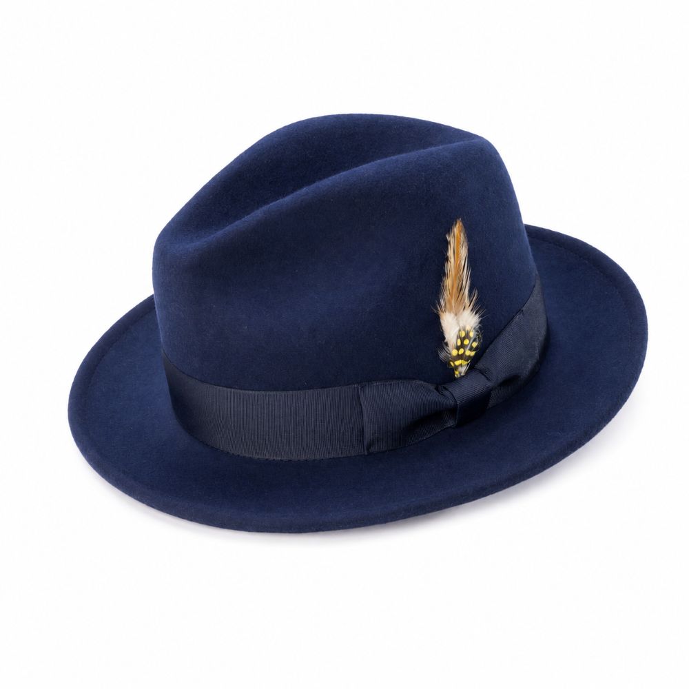 Fedora en feutre de laine pincé sur le devant avec accents de plumes en bleu marine 