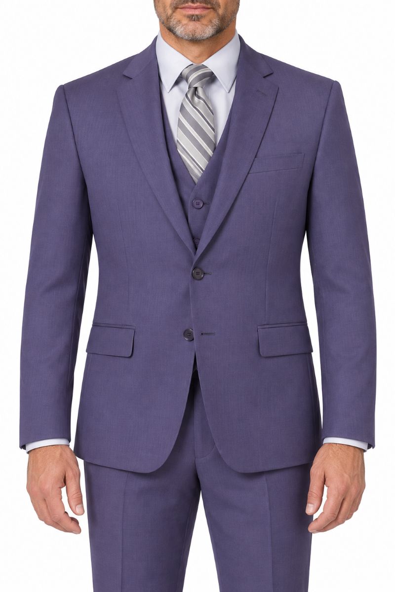Vue de face d'un costume indigo homme trois-pièces coupe ajustée avec gilet